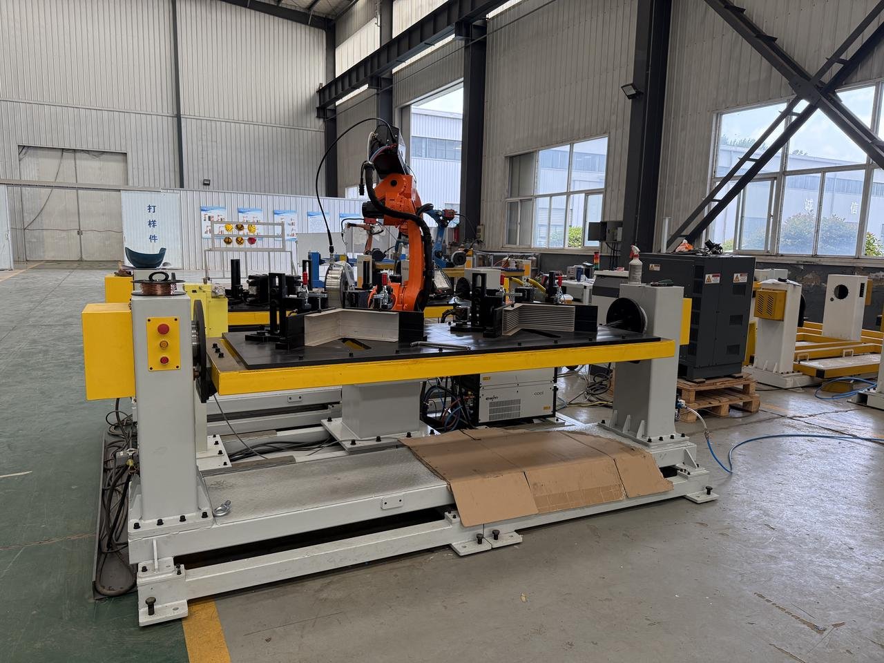 Robot welding installation with multiple workholding stations