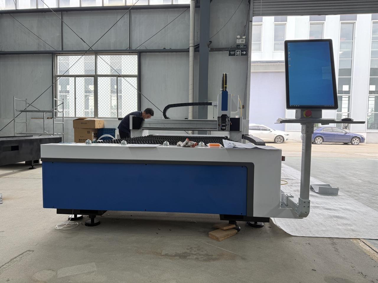 Fiber laser cutting machine producing sheet metal parts with burrs